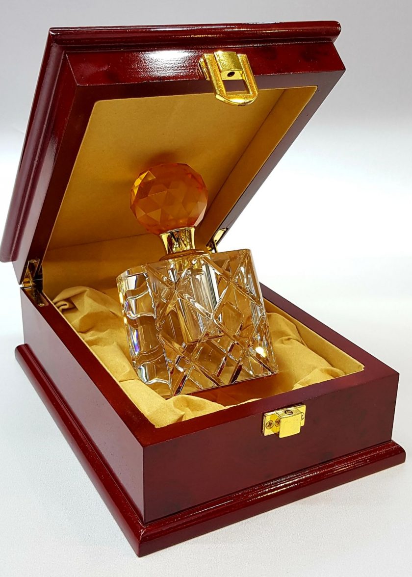 – Kristal Esans Parfüm Şişesi Sarı Cam Çucuklu ve Ahşap Kutusunda