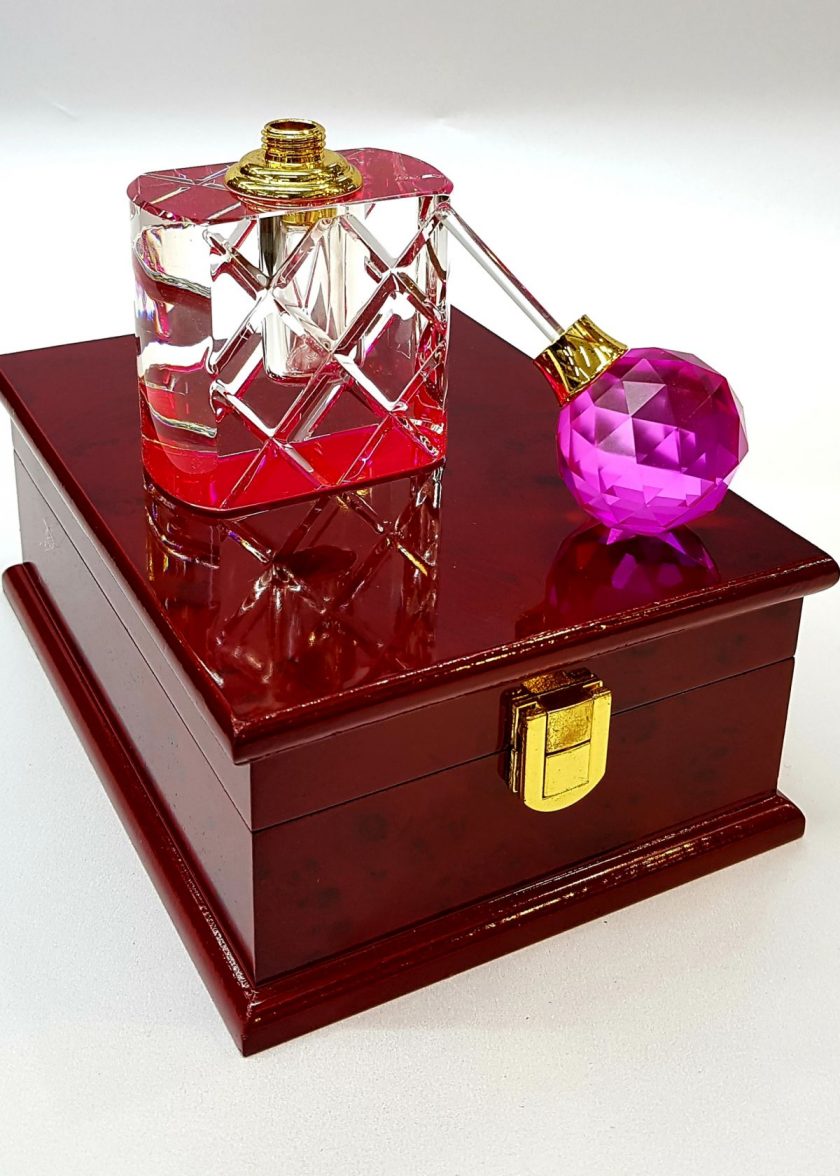 – Kristal Esans Parfüm Şişesi Kırmızı Cam Çucuklu ve Ahşap Kutusunda