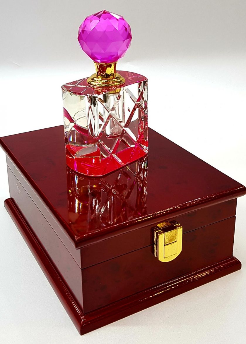 – Kristal Esans Parfüm Şişesi Kırmızı Cam Çucuklu ve Ahşap Kutusunda